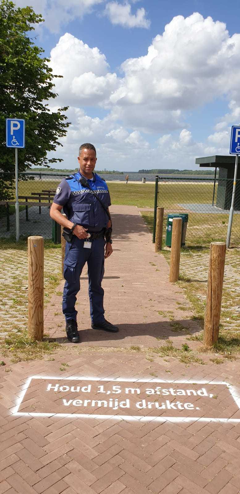 Een BOA staat op het strandje van Blaricum met de tekst voor zich op de grond